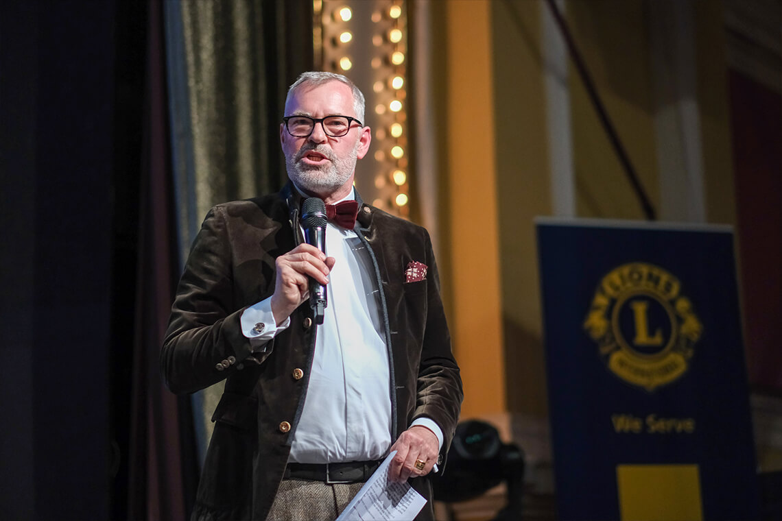 Länderball 2026 - Redner (Jochen Henschke) mit Mikrofon auf der Bühne des Steintor‑Varietés Halle