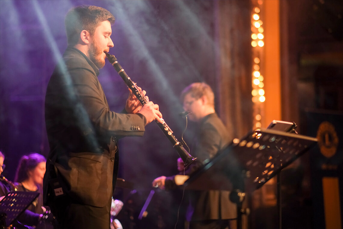 Länderball 2026 - Musiker mit Klarinette auf der Bühne des Steintor‑Varietés Halle bei der Musikdarbietung